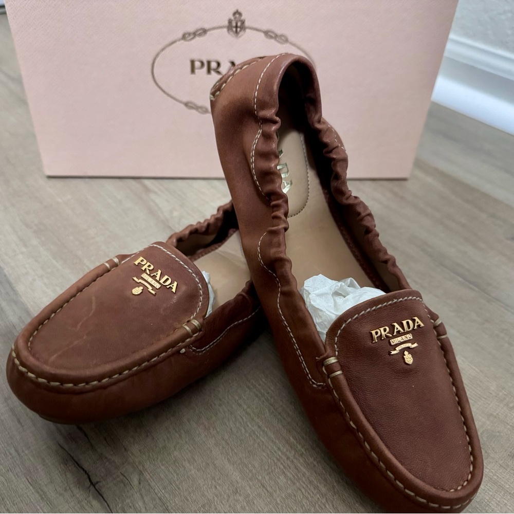 NWOT Prada 37.5 Calzature Donna Cognac Leather Loafers with Gold Accents